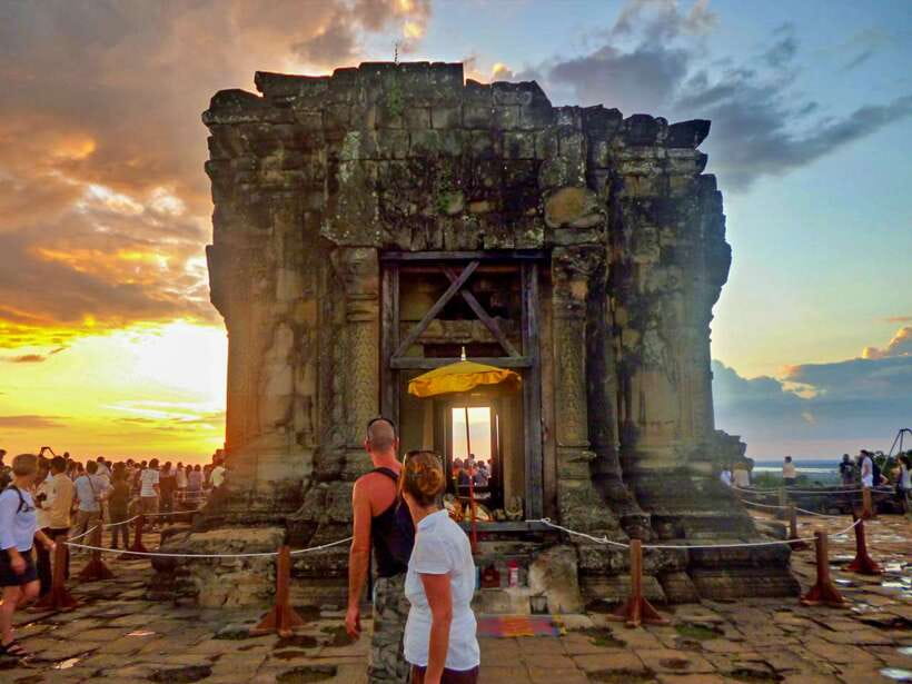 Small-Group Full Day Angkor wat Guide tour with Sun set - Ta Prohm: roots, ruins, and a crowded photo stop