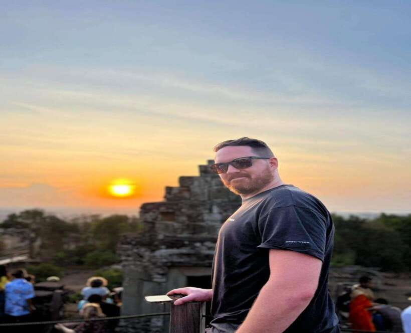 Small-Group Full Day Angkor wat Guide tour with Sun set - Phnom Bakheng sunset: a fitting but tiring finale
