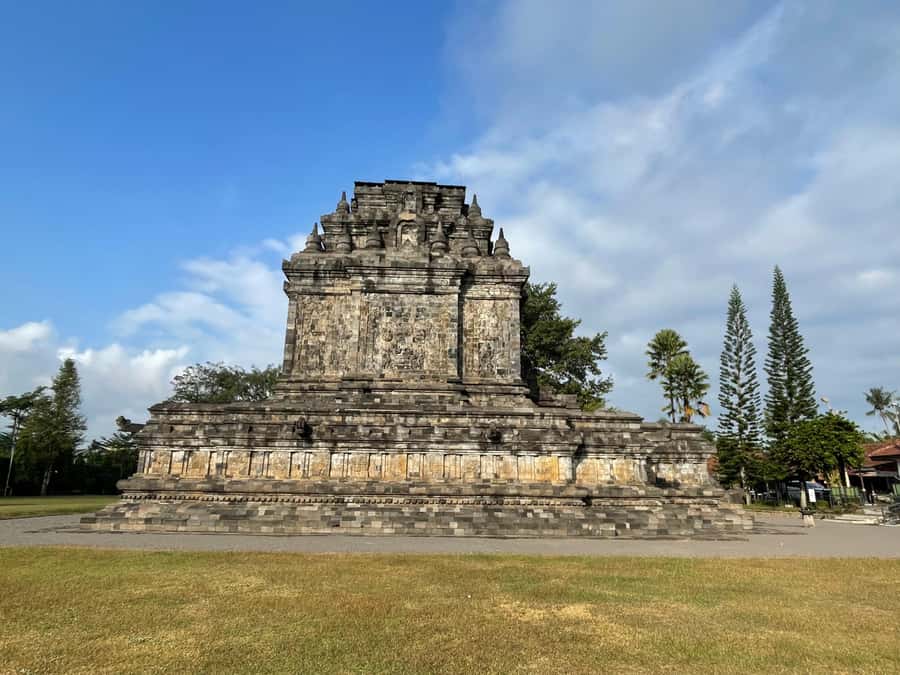 Sunrise at Punthuk Setumbu, Borobudur Temple, Mendut & Pawon - The early ride from Yogyakarta