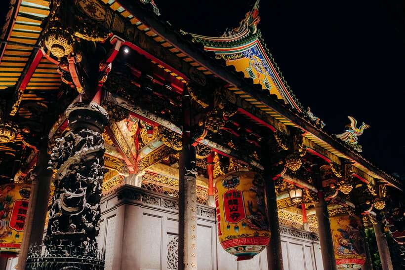 Taipei's Origin & Longshan Temple - Taiwan Cultural Tour - Trying moonstones and asking for guidance