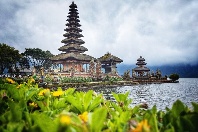Tanah Lot Tour: Discover Bali’s Iconic Temple and Stunning Views - Batu Bolong gives you a quick coastal introduction
