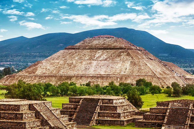 Teotihuacan & Guadalupe Shrine + Xochimilco, Coyoacán & Frida Kahlo Combo Tour - The Guadalupe Shrine and Mexico’s living faith