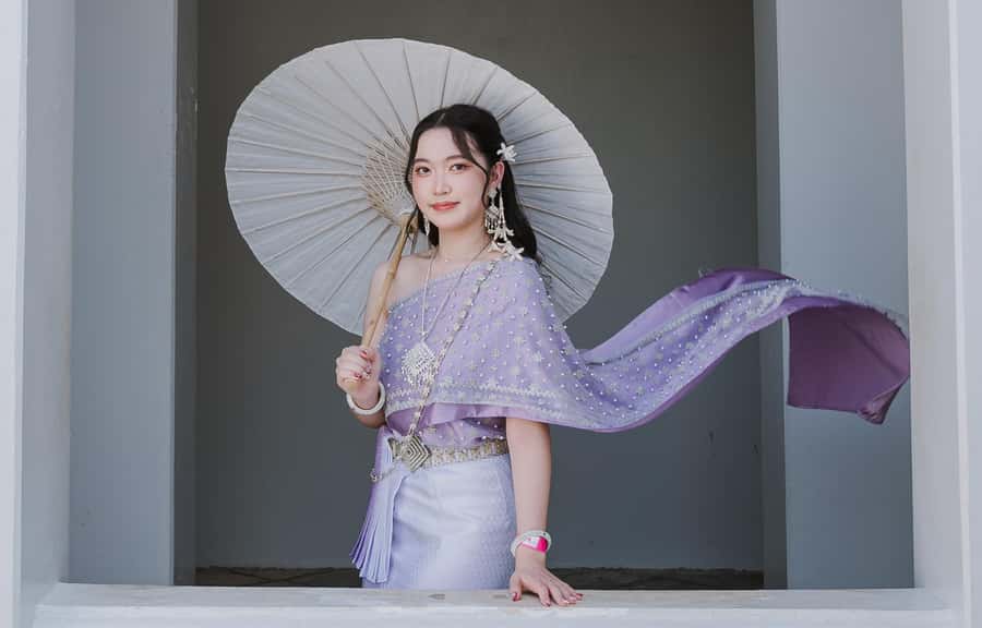 Thai Costume Photographer at Wat Arun/Pho in Bangkok - Who will enjoy this experience most