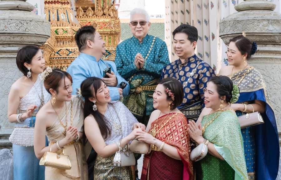 Thai Costume Photographer at Wat Arun/Pho in Bangkok - Choosing and wearing a traditional Thai costume