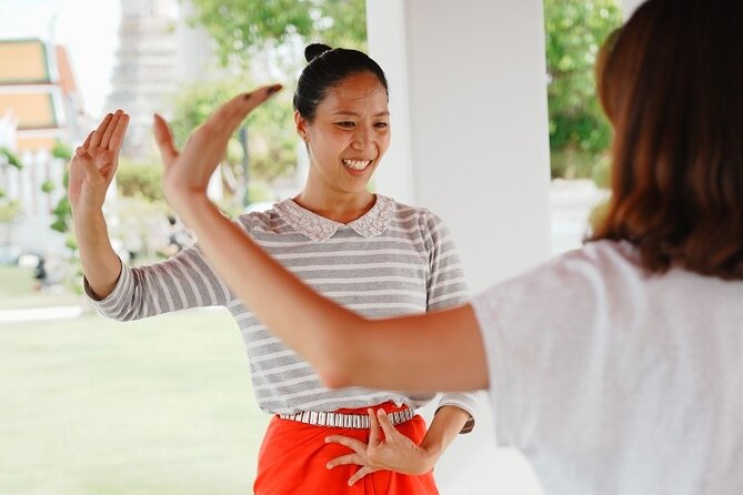 Thai Dance Class at Wat Arun - Learning the basic Thai dance positions