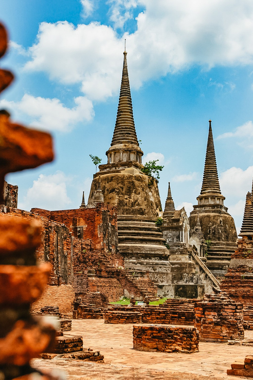 The Old Siam: Ayutthaya Temples Small Group Tour with Lunch - The guides are a major part of the value