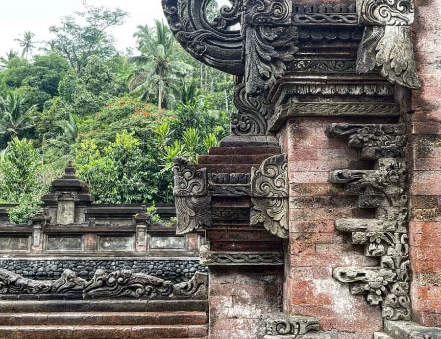 Tirta Empul: Temple Tour with Optional Spiritual Cleansing - What the guides add to the experience