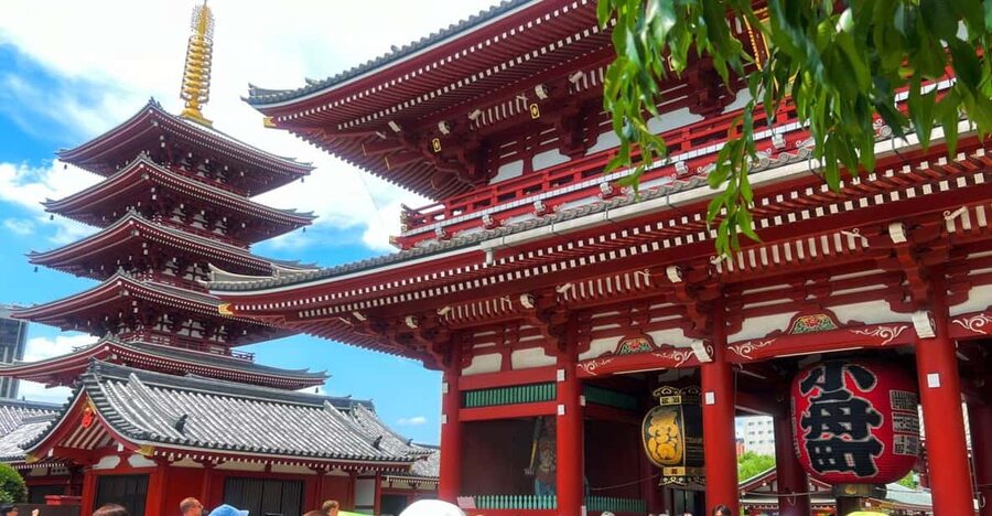 Tokyo: Asakusa and Tokyo’s Oldest Temple Senso-ji Tour - Kaminarimon: the dramatic first stop
