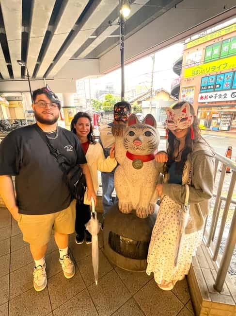 Tokyo: Gotokuji Cat Temple, Shinjuku Cat Cafe & 3D Cat Tour - Shopping and sweets around Gotokuji Station