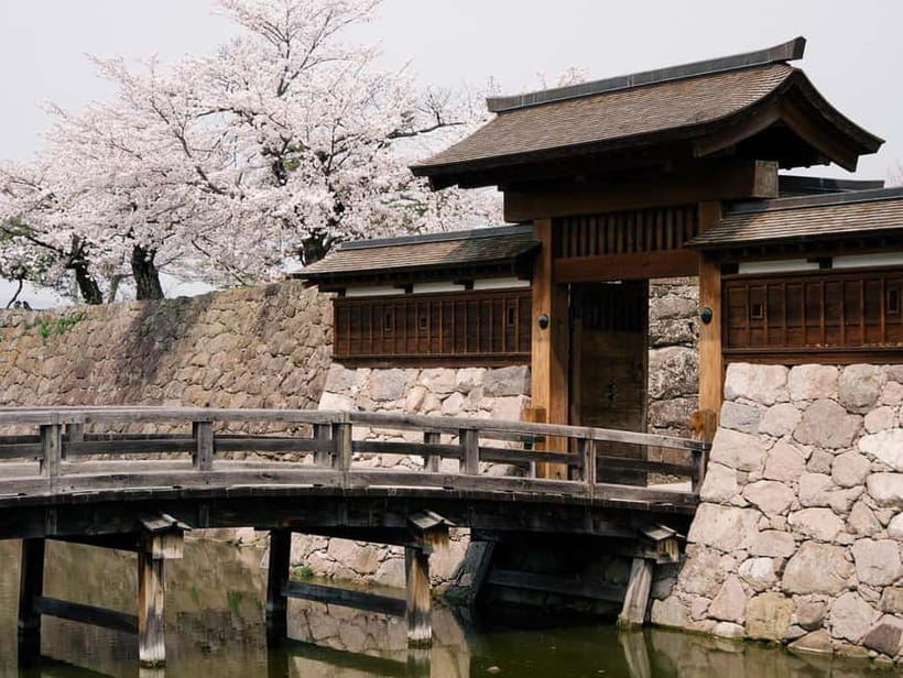 Tokyo: Nagano Snow Monkeys and Zenkoji Tour with Temples - Obuse and its compact streets