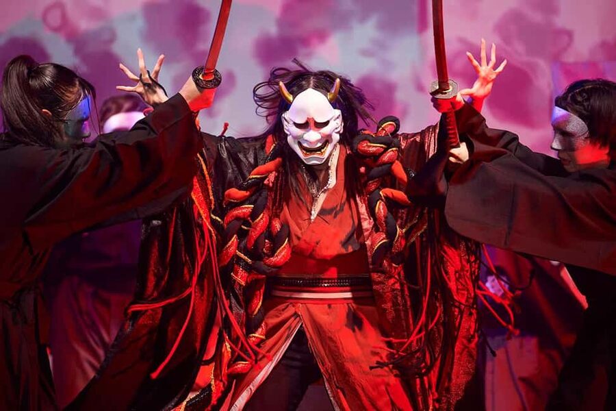 Tokyo: Samurai Entertainment Night Show in Kanda Shrine - Arriving at Kanda Myojin after dark