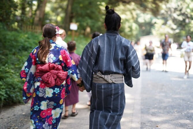 :Tokyo,Shibuya /Meiji Shrine tour in KIMONO/English-friendly - Walking from torii gates to the shrine grounds