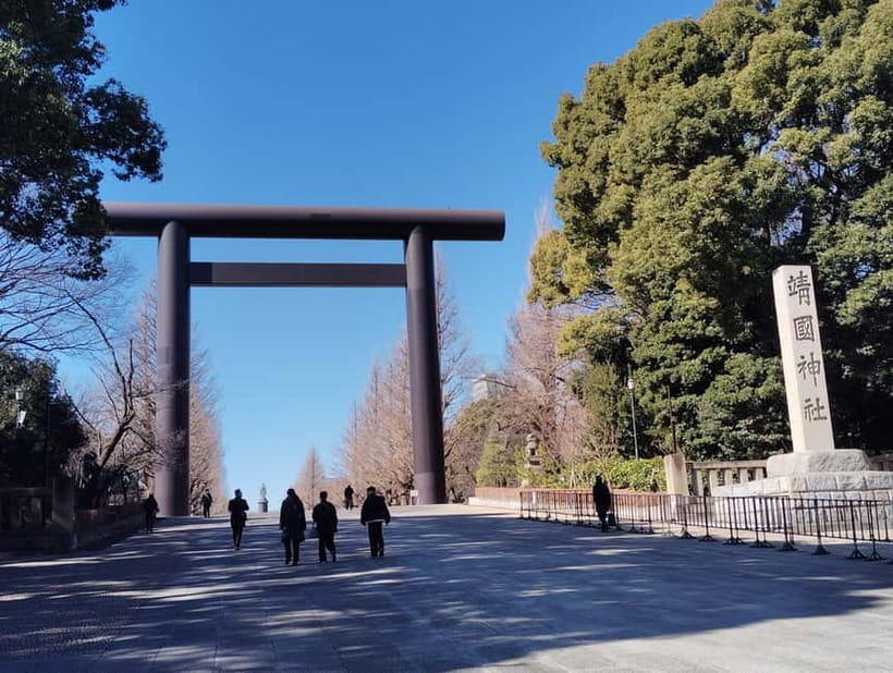 Tokyo War History Tour: Yasukuni Shrine & War Museum - Why Yasukuni Shrine matters