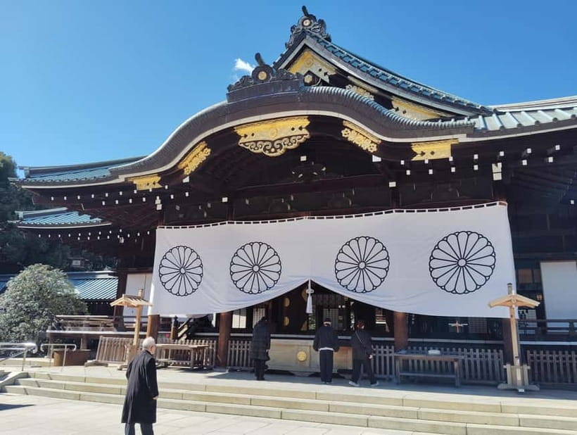 Tokyo War History Tour: Yasukuni Shrine & War Museum - Inside the Yushukan War Museum