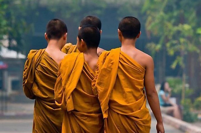 Visit temples in and around Bangkok with a former monk of 10 years - Dress, Meals, and Other Practical Matters