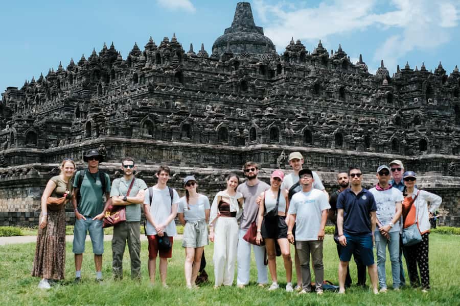 Yogyakarta: Borobudur and Prambanan Temples Guided Tour - The morning road to Borobudur