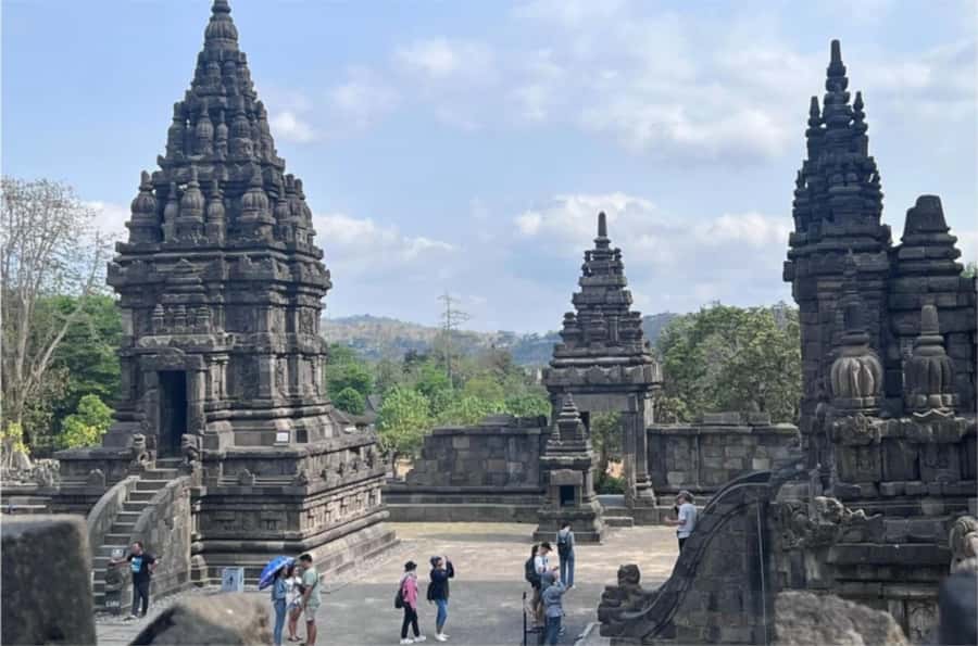 Yogyakarta: Borobudur Climb-up & Prambanan Temple Day Tour - A lunch break between the monuments
