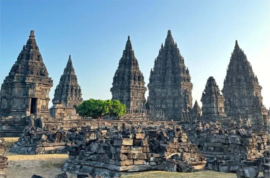 Yogyakarta: Borobudur Climb-up & Prambanan Temple Day Tour - What the $20 price really means