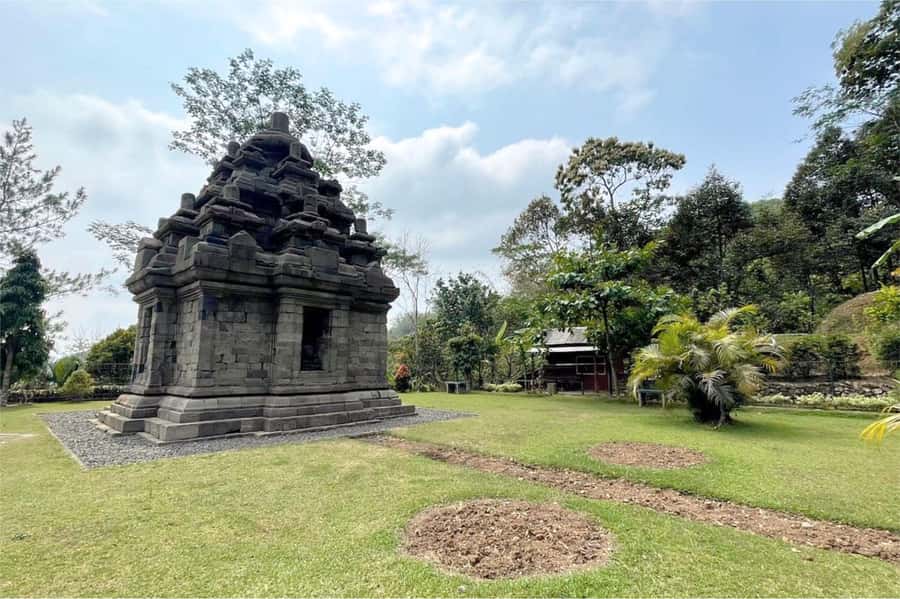 Yogyakarta: Selogriyo Temple, Rice Terraces & Waterfall Tour - Walking through the rice terraces